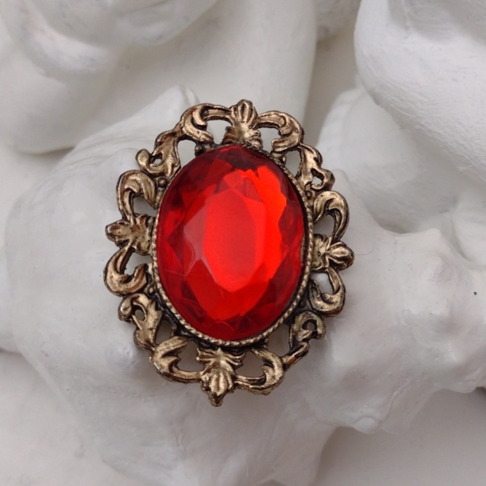 Vintage-Style Multifaceted Vibrant Red Glass Stone Gold Tone Brooch - Picture 3 of 5